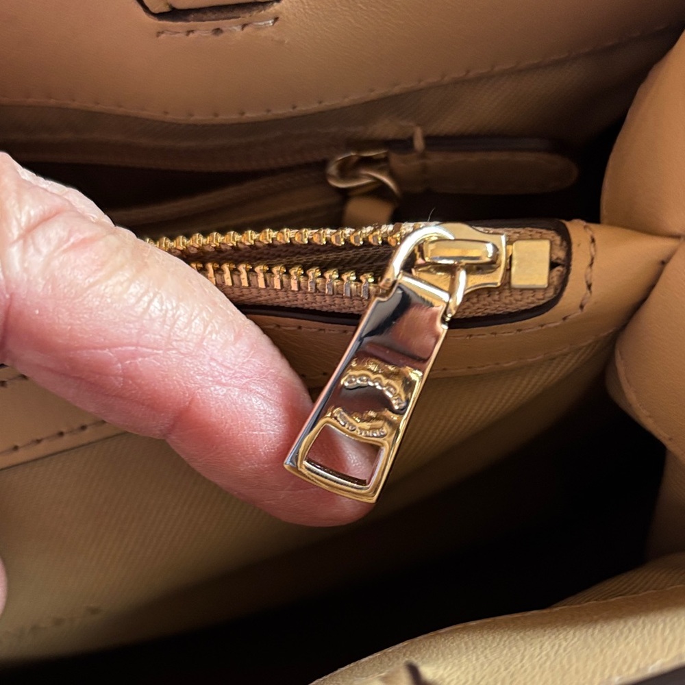 Coach swagger turnlock Tan Pebbled Leather carryall with Gold Hardware - Picture 13 of 16